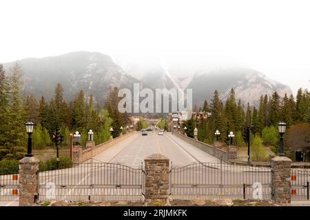 Vista su Smokey Banff Avenue, Banff, Canada durante gli incendi. Cascade Mountain sullo sfondo oscurata dalla foschia del fumo. Foto Stock