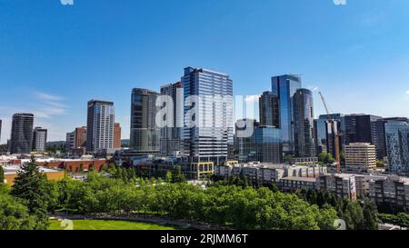 Un vivace paesaggio urbano caratterizzato dagli alti edifici del centro di Bellevue, Washington. Foto Stock