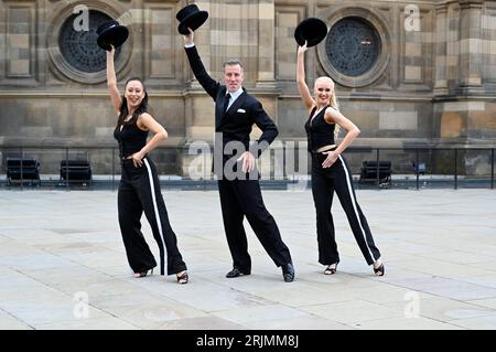 Edimburgo, Scozia, Regno Unito. 23 agosto 2023. Edinburgh Fringe Festival: Anton Du Beke e i suoi ballerini (in costume) celebrano l'arrivo di Anton alla McEwan Hall per la sua prima esecuzione all'Edinburgh Fringe dal 23 al 28 agosto nel suo spettacolo An Afternoon with Anton Du Beke and Friends. In mostra al ventre, McEwan Hall, Bristo Square. Didascalia creata in parte dal comunicato stampa ufficiale. Credit Craig Brown/Alamy Live News Foto Stock