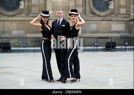 Edimburgo, Scozia, Regno Unito. 23 agosto 2023. Edinburgh Fringe Festival: Anton Du Beke e i suoi ballerini (in costume) celebrano l'arrivo di Anton alla McEwan Hall per la sua prima esecuzione all'Edinburgh Fringe dal 23 al 28 agosto nel suo spettacolo An Afternoon with Anton Du Beke and Friends. In mostra al ventre, McEwan Hall, Bristo Square. Didascalia creata in parte dal comunicato stampa ufficiale. Credit Craig Brown/Alamy Live News Foto Stock