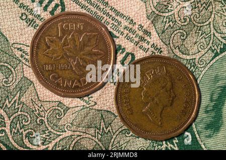 Le monete canadesi da 1 cent con un ritratto della regina Elisabetta II rivolto a destra Foto Stock