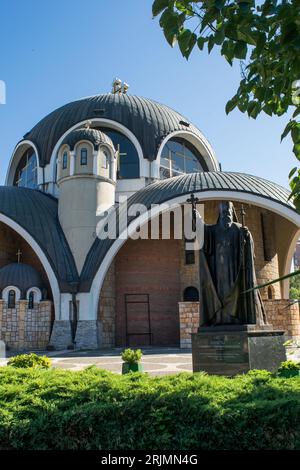 Chiesa di S.. Clemente di Ocrida, nella città di Skopje, Maceodnia. Costruito in stile moderno, usato dalla Chiesa ortodossa macedone, con la statua di Dositheo II Foto Stock