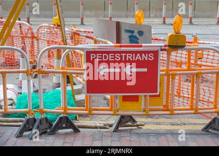 Direzione Arrow Pedestrians Sign at City Street Road Works a Hong Kong Foto Stock