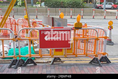 Direzione Arrow Pedestrians Sign at City Street Road Works a Hong Kong Foto Stock