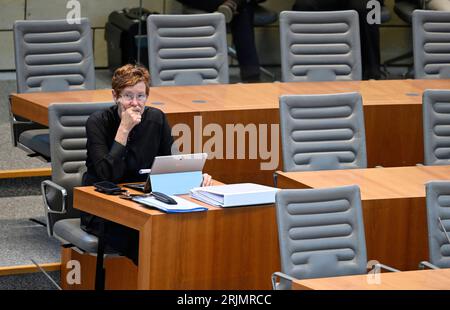 Duesseldorf, Germania. 23 agosto 2023. Brigitte Mandt, presidente dell'Ufficio di controllo statale della Renania settentrionale-Vestfalia, ascolta il dibattito sulla legge di bilancio 2024 nel parlamento statale. Crediti: Roberto Pfeil/dpa/Alamy Live News Foto Stock