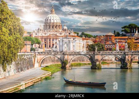 Sunset Over Tiber River with St. Peter's Basilica View Foto Stock