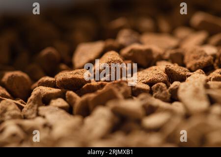 Granuli di caffè istantaneo liofilizzati foto macro ad alto ingrandimento, messa a fuoco selettiva. Foto Stock