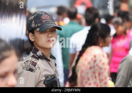 Membro femminile delle forze di polizia indiane SWAT per le strade di nuova Delhi, in India Foto Stock