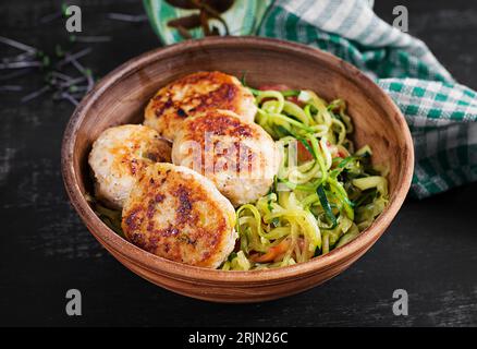 Spaghetti di zucchine con polpette di pollo in ciotola. Foto Stock