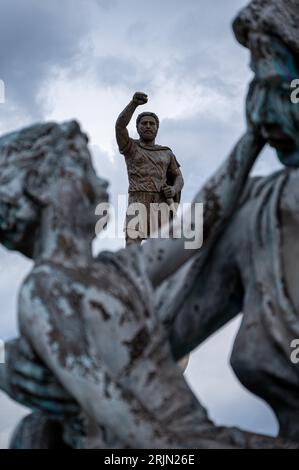 La statua del re Filippo II di Macedonia in cima a un piedistallo nella città di Skopje, Macedonia del Nord Foto Stock