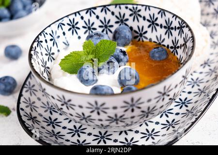 Cottage cheese with honey and blueberries and rice cakes. Diet breakfast. Foto Stock