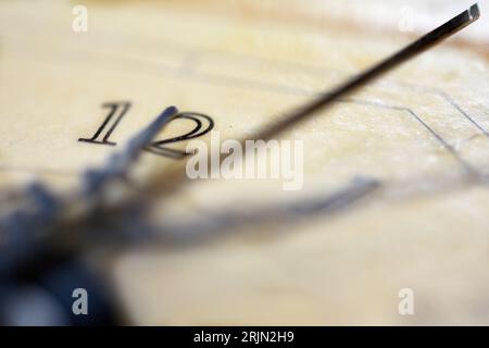 concetto di tempo con i dettagli di un vecchio quadrante dell'orologio Foto Stock