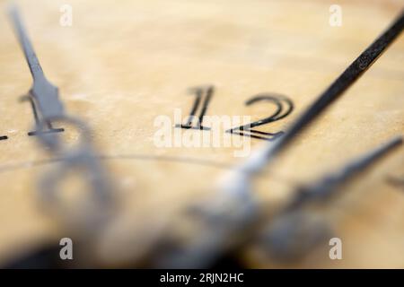 concetto di tempo con i dettagli di un vecchio quadrante dell'orologio Foto Stock