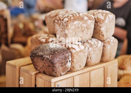 Pane fresco assortito al banco del mercato. Pane grande e bello. Vendita di prodotti da forno. Foto Stock