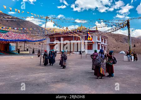 Donne Ladakhi in abbigliamento tradizionale (perak copricapo) in un alto insegnamento lama, Lingshed, Ladakh, India Foto Stock