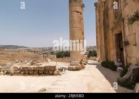Mura e colonne del Tempio di Zeus e del foro ovale sullo sfondo nell'antica città greco-romana di Gerasa nell'attuale Jerash, Giordania. Foto Stock