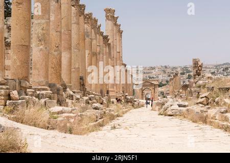 Il cardo maximus con il tetrapylon settentrionale in lontananza nell'antica città greco-romana di Gerasa nell'attuale Jerash, nella Giordania settentrionale. Foto Stock