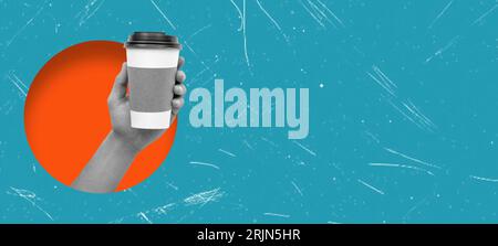Collage di caffè, design artistico moderno, mockup della mano di una donna che tiene una tazza di carta da caffè calda isolata su sfondo blu arancione. caffè surreale ha Foto Stock