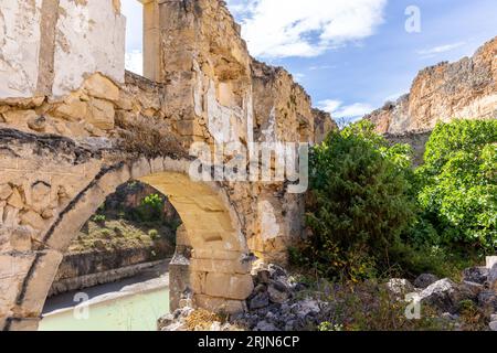 Antiche rovine trascurate, muri in pietra e archi del convento Monastero di nostra Signora degli Angeli di Hoz nella riserva naturale di Hoces del Rio Duraton, Spa Foto Stock