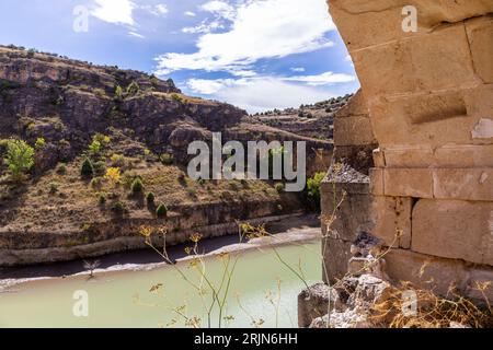 Convento della Nuestra Senora de los Angeles de la Hoz del Rio Duraton rovine dell'edificio con vista panoramica della riserva naturale Hoces del Rio Duraton Foto Stock