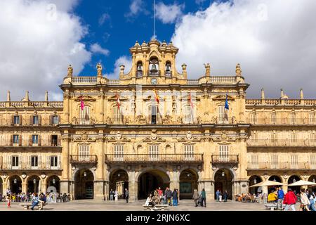 Salamanca, Spagna, 03.10.2021. Facciata in stile barocco del municipio su Plaza Mayor a Salamanca, gente che cammina e si raduna. Foto Stock