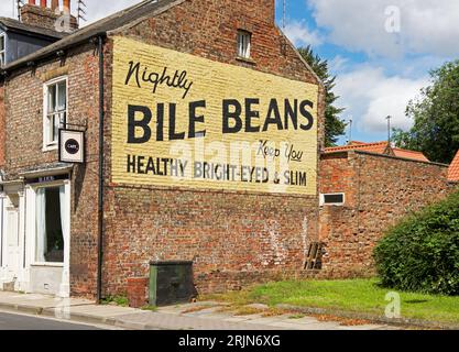 Old ile Beans murale pubblicitario all'estremità della casa a schiera, York, North Yorkshire, Inghilterra, Regno Unito Foto Stock