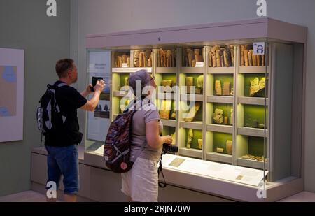 Londra, Regno Unito. 23 agosto 2023. Visitatori del British Museum. Un membro del personale è stato licenziato e si dice che almeno 1.000 pezzi sono mancanti. Gli archeologi greci affermano che i furti del British Museum mostrano che i marmi di Elgin non sono sicuri e che la baracca sarà restituita in Grecia. Crediti: Mark Thomas/Alamy Live News Foto Stock