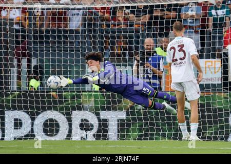 Roma, Italia, 20 agosto 2023. Guillermo Ochoa, a sinistra, portiere della Salernitana, salva la palla durante la partita di campionato italiano di serie A tra Roma e Salernitana allo Stadio Olimpico Foto Stock