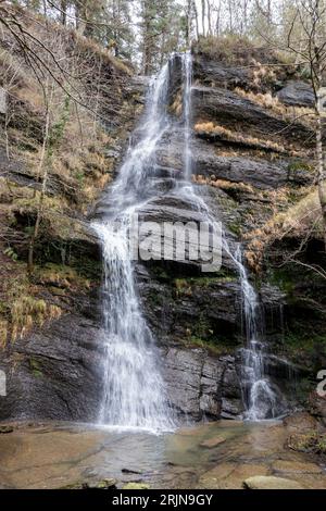 Viste affascinanti: La maestosa discesa delle cascate UGUNA, immersa nel verde di Vizcayan Foto Stock