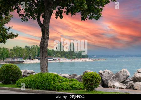 tramonto sul lago di garda, italia Foto Stock