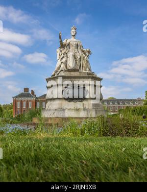 Foto ravvicinata della statua della regina Vittoria a Hyde Park, Londra, Regno Unito in una giornata limpida. Foto Stock