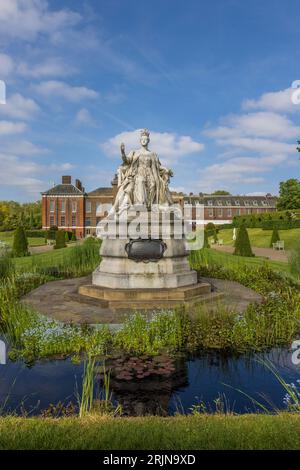 Vertical photo of Queen Victoria statue in front of Kensington palace, London. Stock Photo