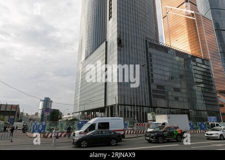 (230823) -- MOSCA, 23 agosto 2023 (Xinhua) -- questa foto scattata il 23 agosto 2023 mostra l'edificio danneggiato a seguito di un attacco di droni riportato a Mosca, in Russia. La Russia ha ostacolato un tentativo da parte dell'Ucraina di attaccare Mosca con tre droni, ha detto il ministero della difesa mercoledì. Crediti: Xinhua/Alamy Live News Foto Stock