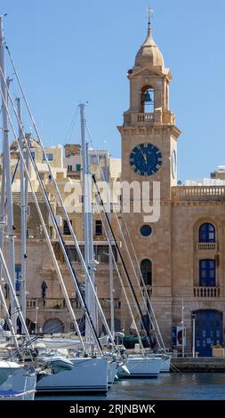 L'orologio a torre, che fa parte del Museo marittimo di Malta a Vittoriosa, Malta, ospitato nell'ex Royal Naval Bakery Foto Stock