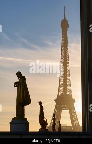 Una vista panoramica delle sculture sulla Torre Eiffel all'alba a Parigi, in Francia Foto Stock