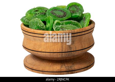 Fette di kiwi essiccate in un recipiente di legno. Fette di kiwi naturali essiccate al sole isolate su sfondo bianco. Foto Stock