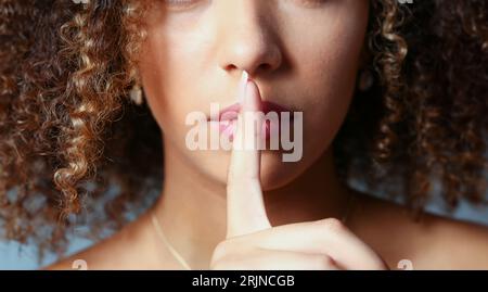 Bella donna nera verticale. Lei apre la Foto Stock