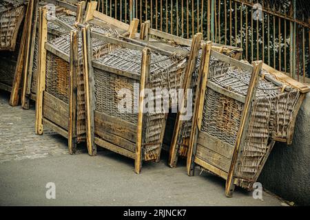 Una disposizione di sedie in legno in un ambiente esterno Foto Stock