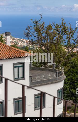 Una foto verticale di un edificio bianco vicino all'acqua tranquilla in una giornata di sole Foto Stock