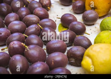 Un primo piano di frutta vibrante sul tavolo di legno bianco Foto Stock