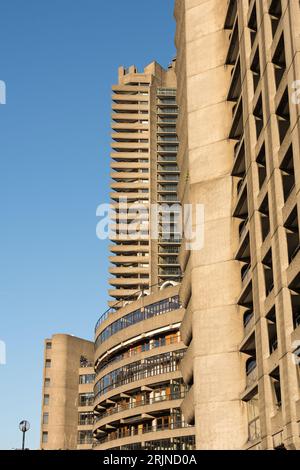 Concrete balconies on tower blocks in the  Barbican Exhibition Centre and Estate, Silk Street, City of London, EC1, England, UK Foto Stock