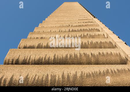 Calcestruzzo intemprato sulla Shakespeare Tower sul Barbican Exhibition Centre and Estate, Silk Street, City of London, EC1, Inghilterra, REGNO UNITO Foto Stock