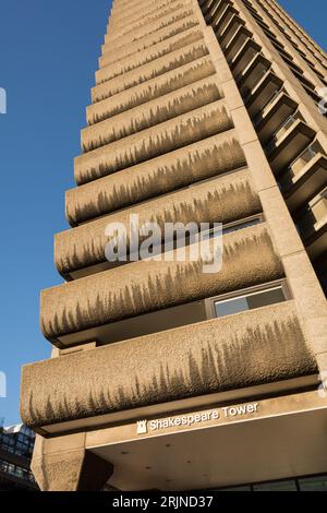 Calcestruzzo intemprato sulla Shakespeare Tower sul Barbican Exhibition Centre and Estate, Silk Street, City of London, EC1, Inghilterra, REGNO UNITO Foto Stock