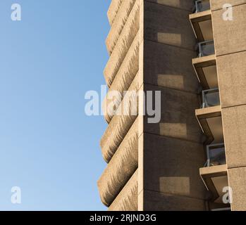Weathered concrete on the balconies of  Shakespeare Tower on the Barbican Exhibition Centre and Estate, Silk Street, City of London, EC1, England, UK Foto Stock