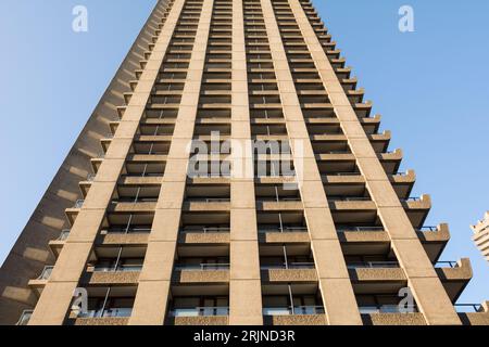 Calcestruzzo intemprato sulla Shakespeare Tower sul Barbican Exhibition Centre and Estate, Silk Street, City of London, EC1, Inghilterra, REGNO UNITO Foto Stock