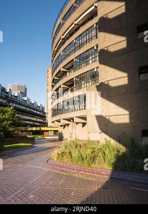 Frobisher Crescent's Sculpture Court, The Barbican Exhibition Centre, Silk Street, Londra, EC1, Inghilterra, REGNO UNITO Foto Stock