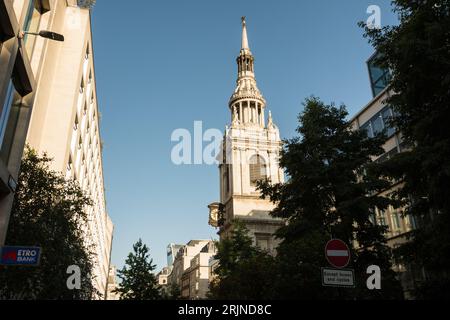 L'elegante torre e campanile della chiesa di St Mary-le-Bow di Sir Christopher Wren, Cheapside, Londra, EC2, Inghilterra, REGNO UNITO Foto Stock