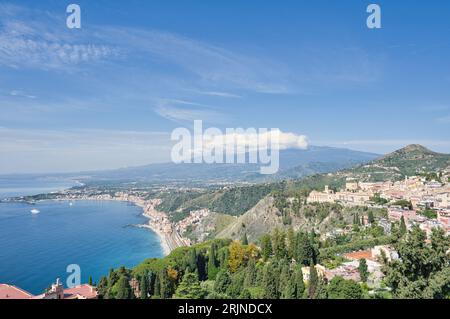 Vista da Taormina sulla baia di Giardini Naxos, con il vulcano Etna sullo sfondo in Sicilia, Italia Foto Stock