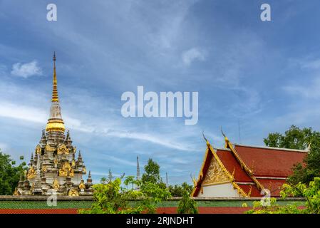 Un maestoso paesaggio che presenta Wat Phra Borommathat Chaiya, un famoso Tempio buddista nel sud della Thailandia Foto Stock