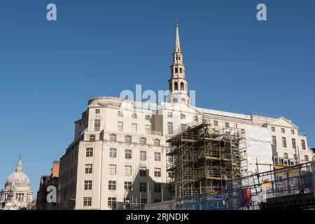 Guglia della chiesa di Santa Sposa nella città di Londra, progettata da Christopher Wren e ritenuta l'ispirazione per le torte nuziali a più livelli, Fleet Street. Foto Stock